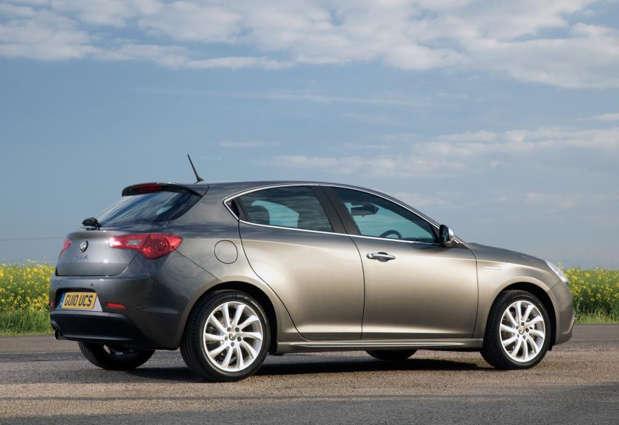  Alfa Romeo Giulietta 2010 года  (UK) (фото 38 из 67)